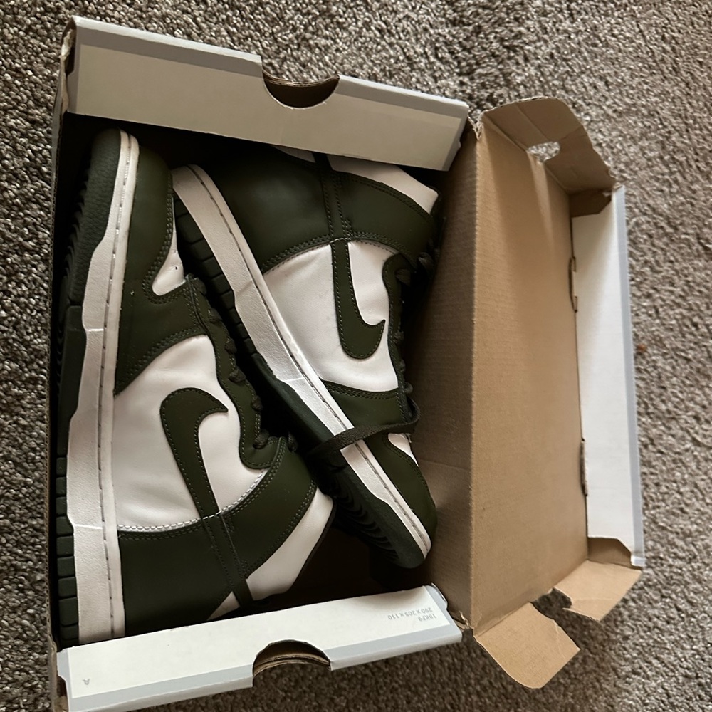 Nike high top dunks good condition barley worn size 8 women’s size 6.5 men’s